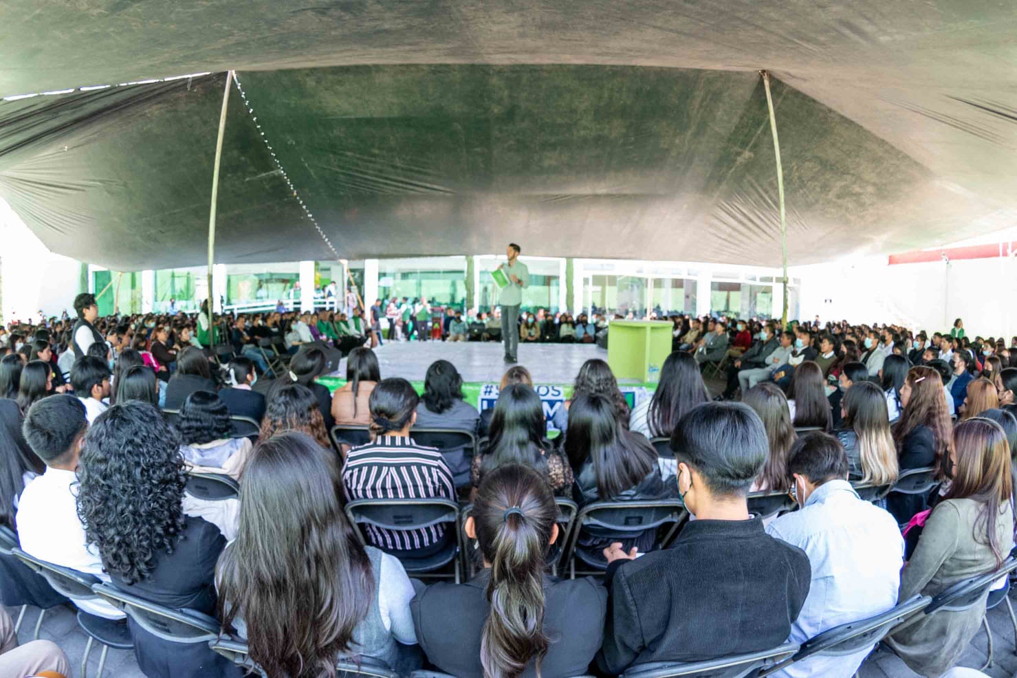 Miles de Estudiantes Reciben al Dirigente de Partido Verde 