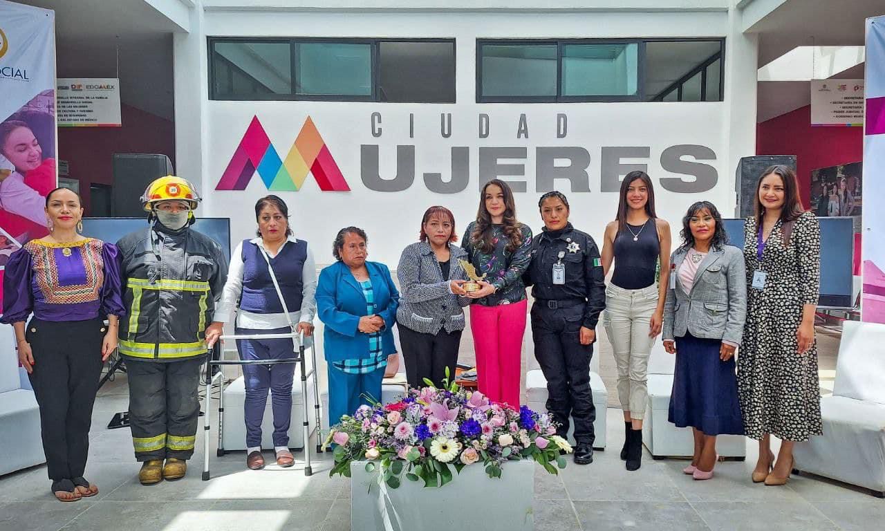 RECIBE GALARDON ,"MUJERES SOLIDARIAS E INCLUYENTE 