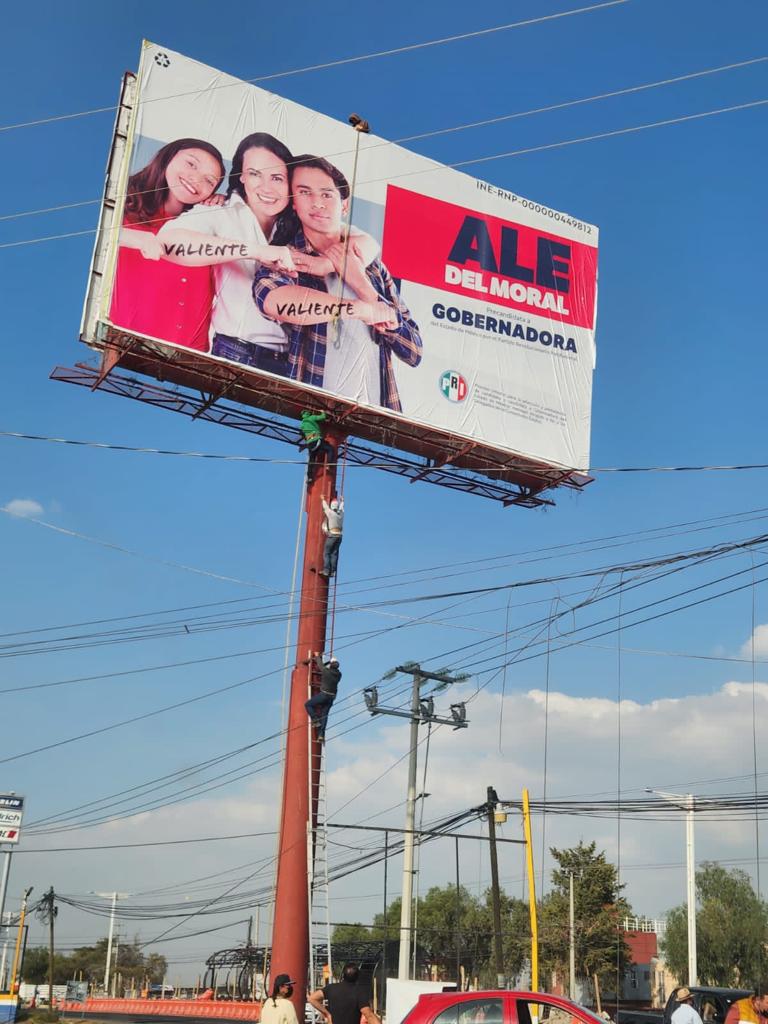 Clausura ilegalmente anuncios de Alejandra del Moral 