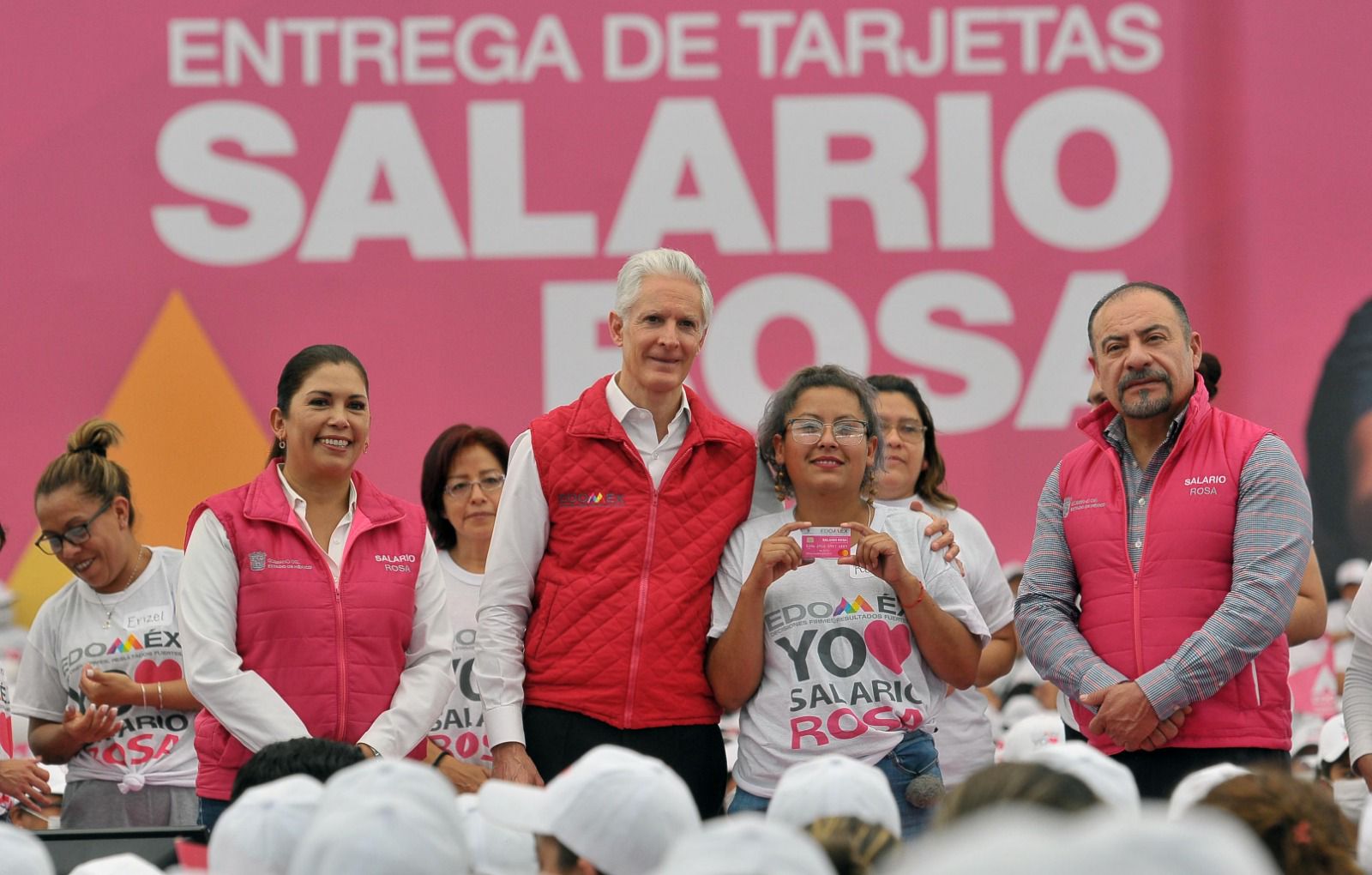 EN CHALCO ALFREDO DEL MAZO ENTREGO TARJETAS DEL SALARIO ROSA 